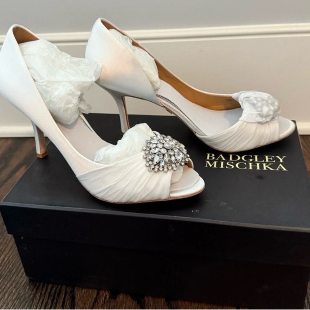 Badgley Mischka Pearson satin pumps sz 9